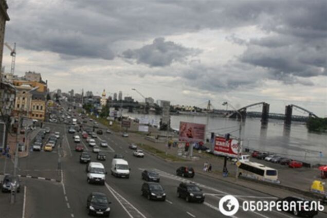 Азаров считает Почтовую площадь сложной для реконструкции