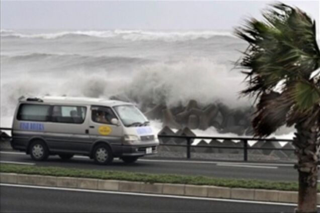 На затоплену Японію насувається сильний тайфун