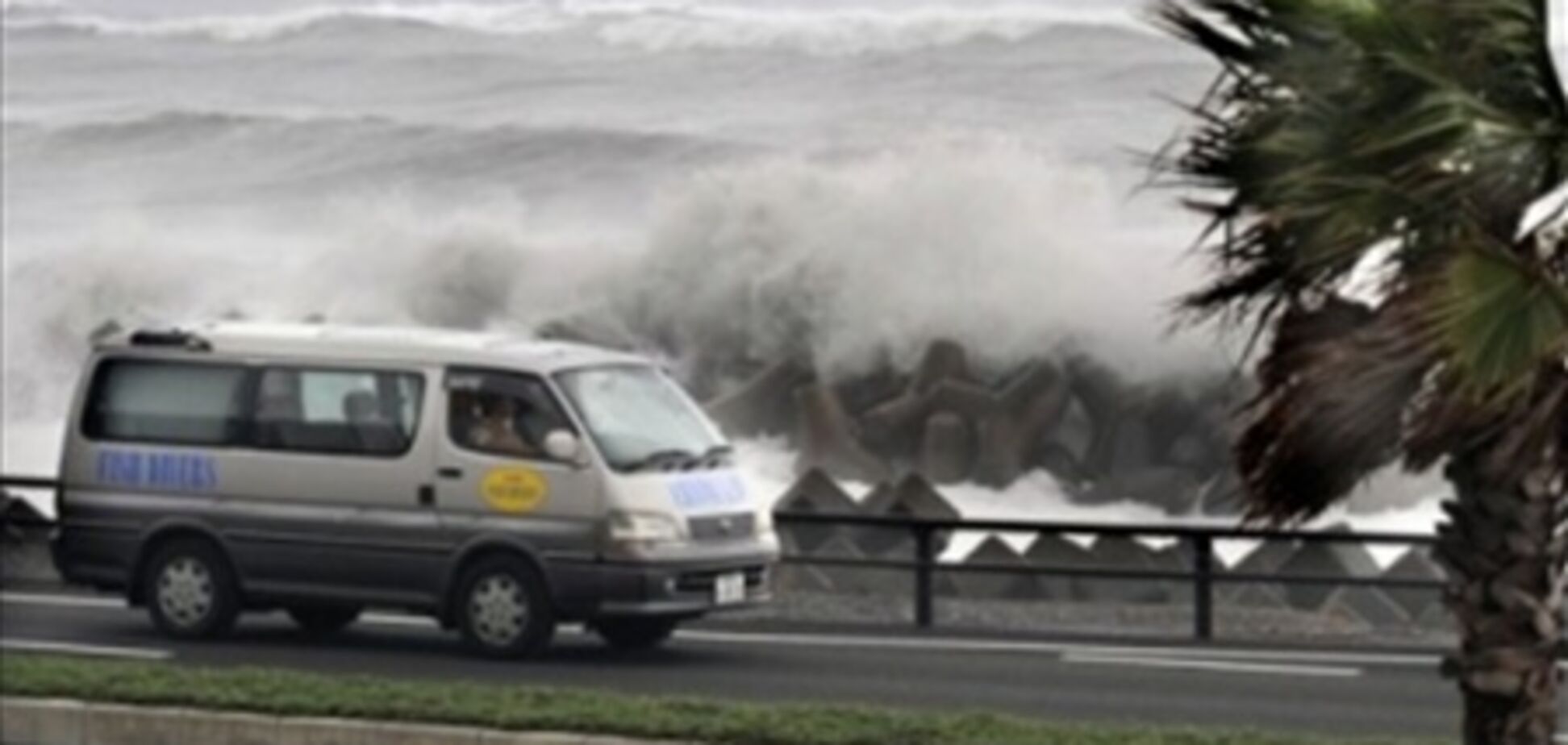На затопленную Японию надвигается сильный тайфун