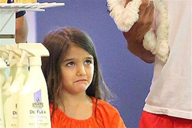 Сури Круз выпрашивает щенка у Кэти Холмс. Фото