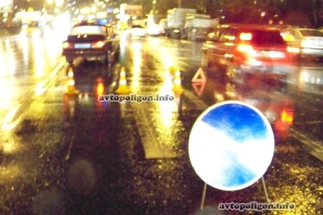 ДТП в Киеве: водитель 'ВАЗа' сбил двух девушек на 'зебре' и скрылся. Фото