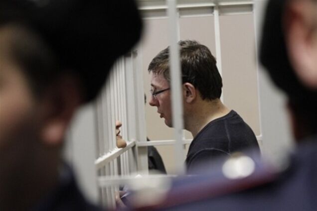 На суде по делу Луценко милиционер упал в обморок