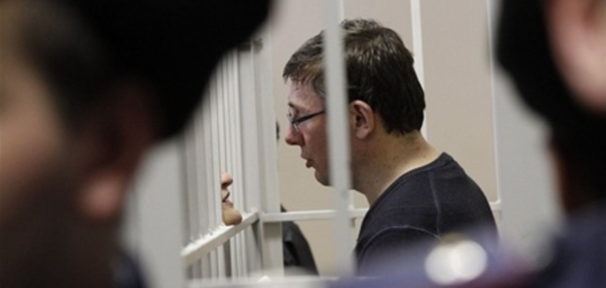 На суде по делу Луценко милиционер упал в обморок