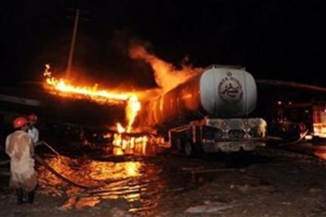 Таліби однією бомбою знищили 22 автоцистерни НАТО