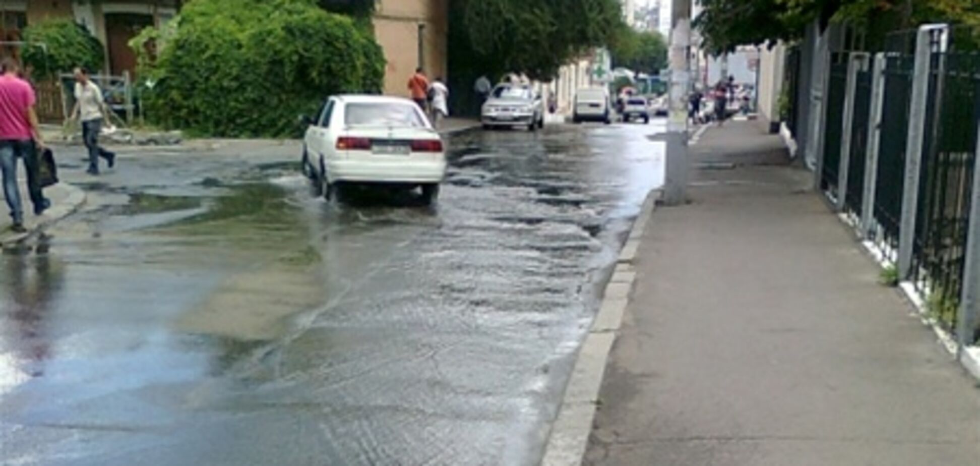Улицы возле киевского вокзала затопило нечистотами
