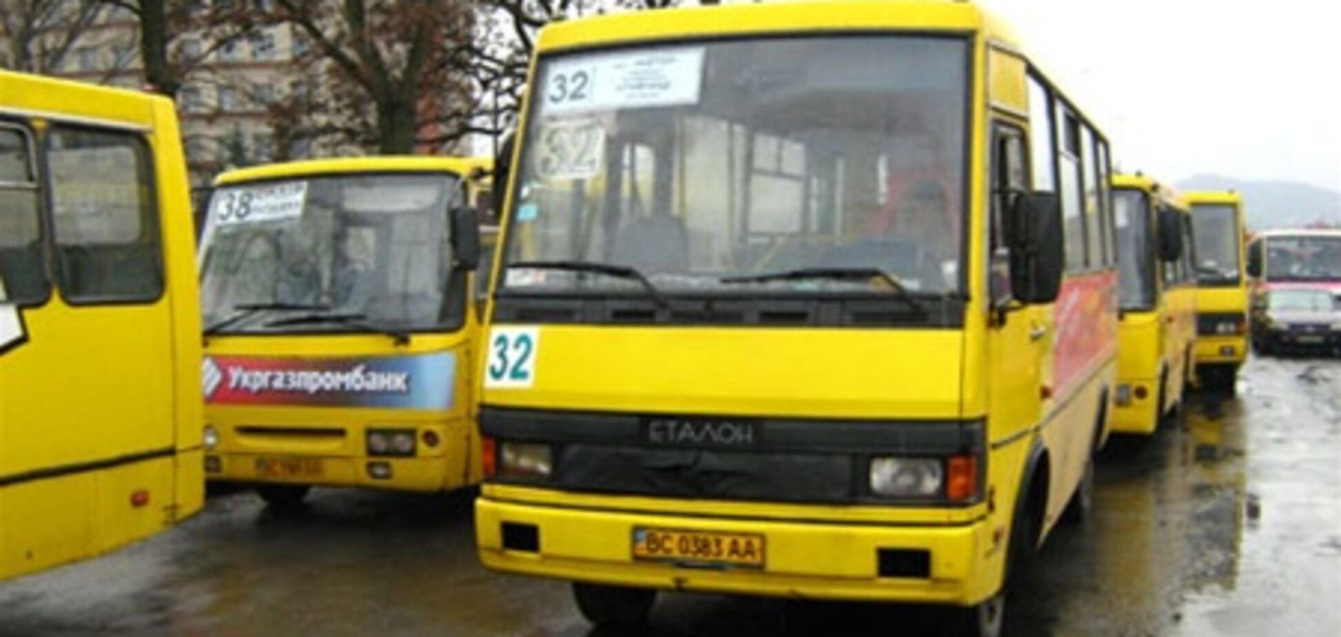 Львівським маршрутникам заборонили слухати музику та палити