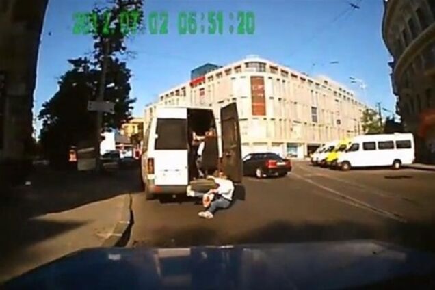 Дівчина випала з маршрутки під колеса авто