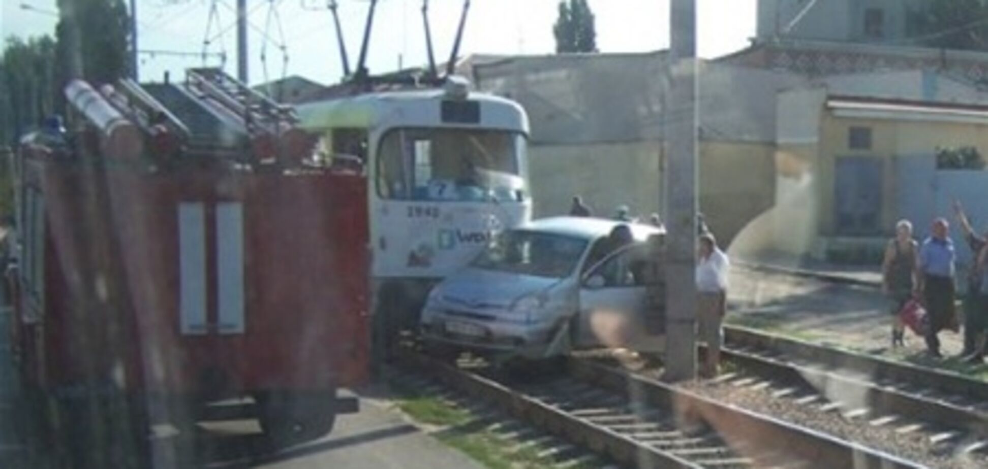 В Одессе трамвай 25 метров тащил машину по рельсам. Фото