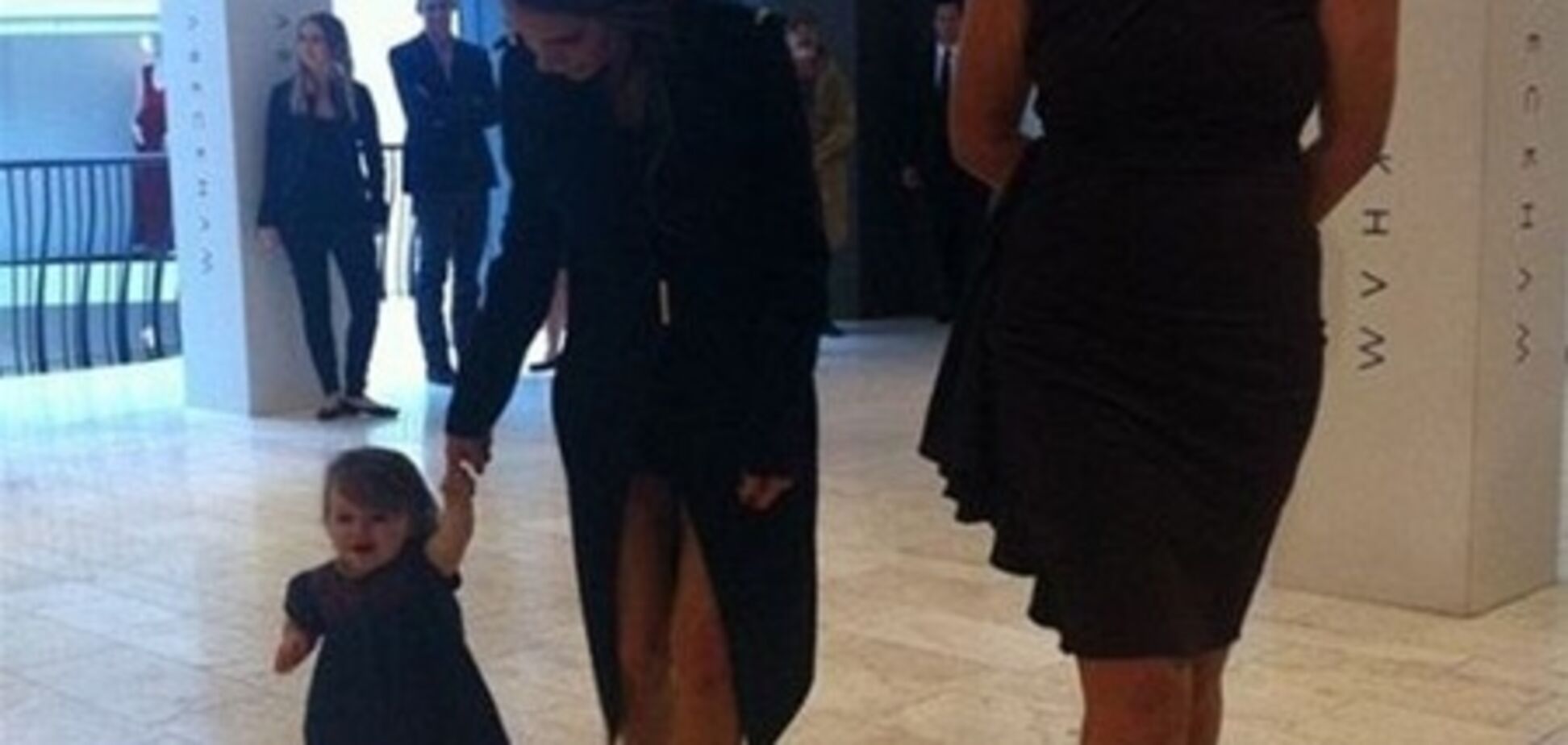 Дочь Бекхэмов начала ходить. Фото