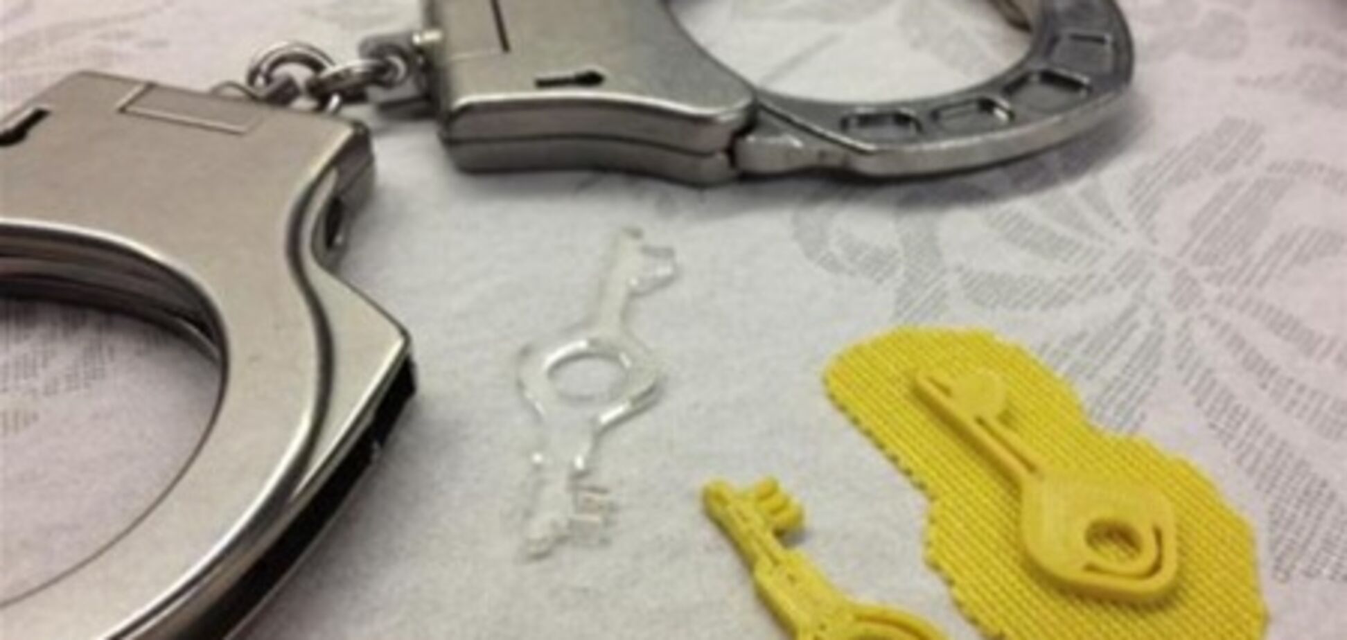 Хакер открыл наручники напечатанным на принтере ключом. Фото 