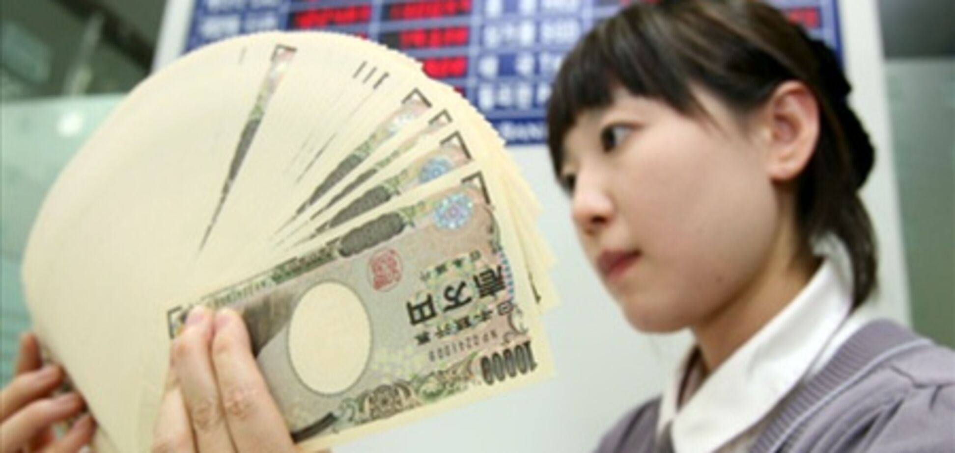 Евро стабилен в паре с долларом, иена дорожает