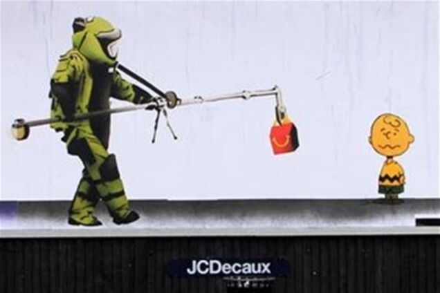 Художники-'брэндалисты' закрасили рекламные билборды в Великобритании