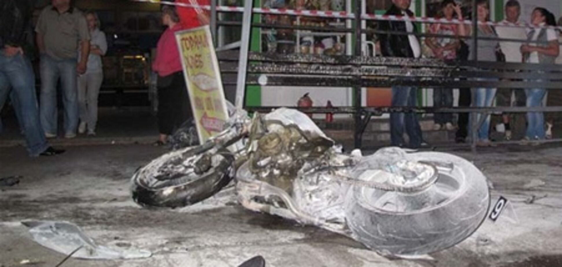 В Киеве мотоцикл врезался в остановку и загорелся