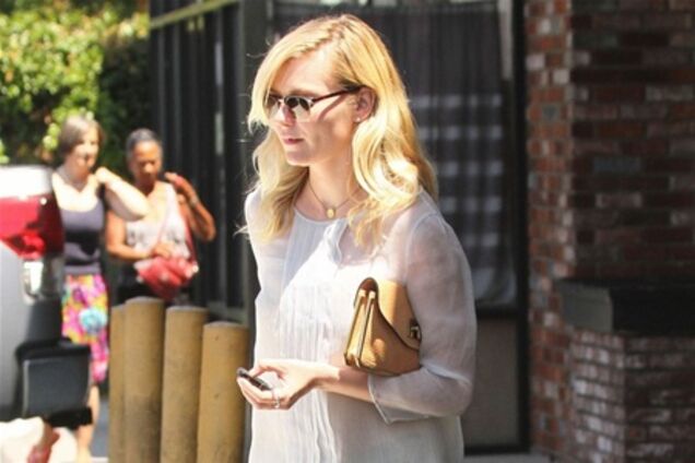 Кирстен Данст решилась надеть короткие шорты. Фото