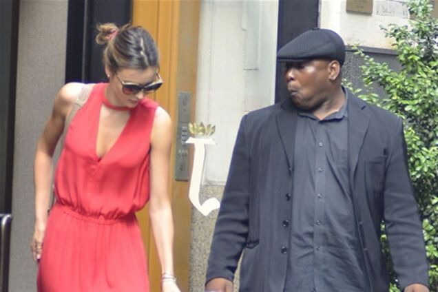 Миранда Керр не успевает за Флином. Фото