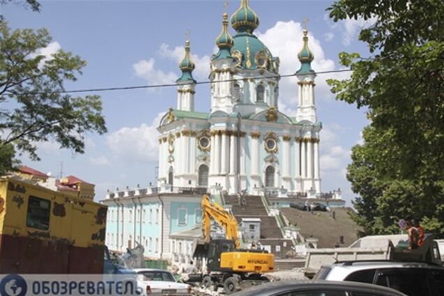 Опасный фундамент Андреевской церкви обследуют