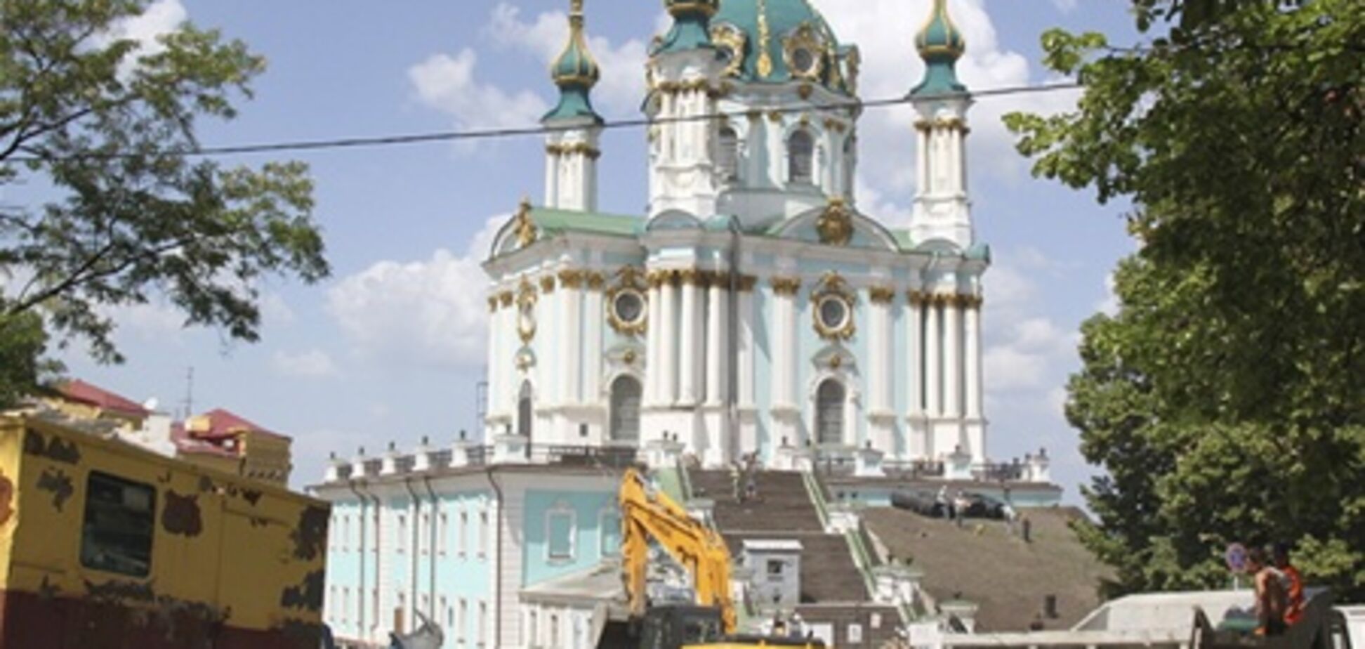 Опасный фундамент Андреевской церкви обследуют