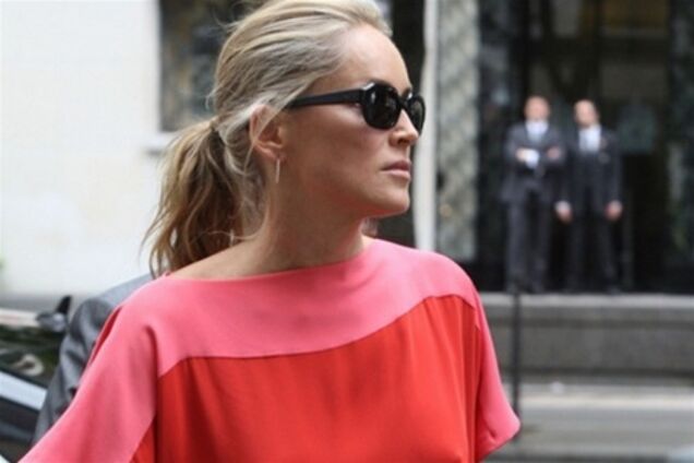 На шестом десятке Шэрон Стоун все еще светит прелестями