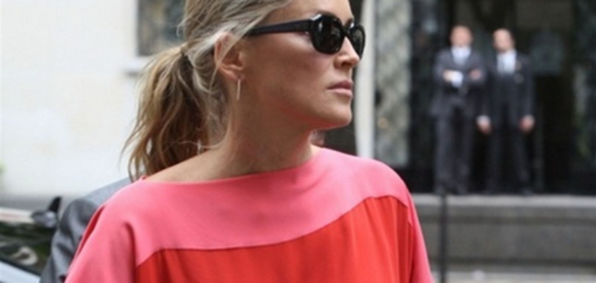 На шестом десятке Шэрон Стоун все еще светит прелестями