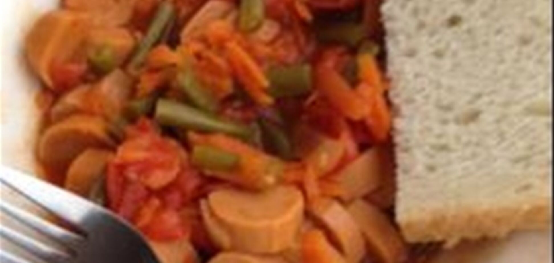 Стручковая фасоль в томатном соусе с сосисками