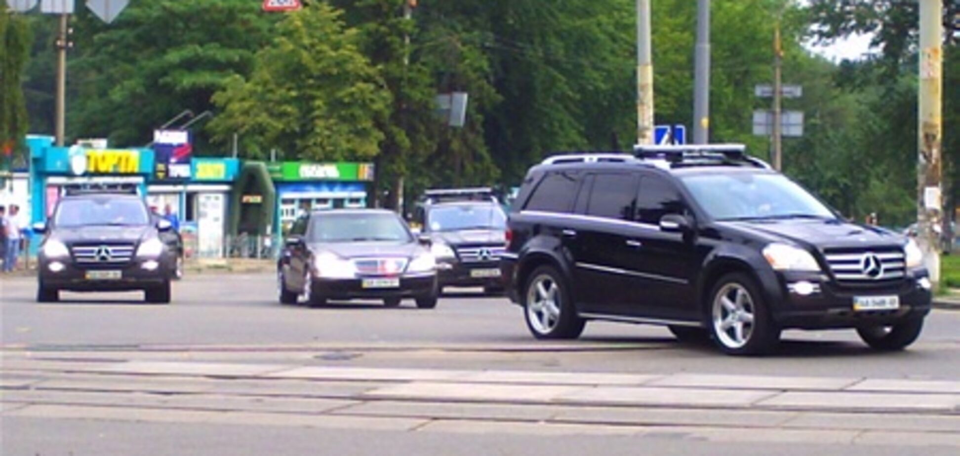 Водителей Януковича учат стрелять во время езды