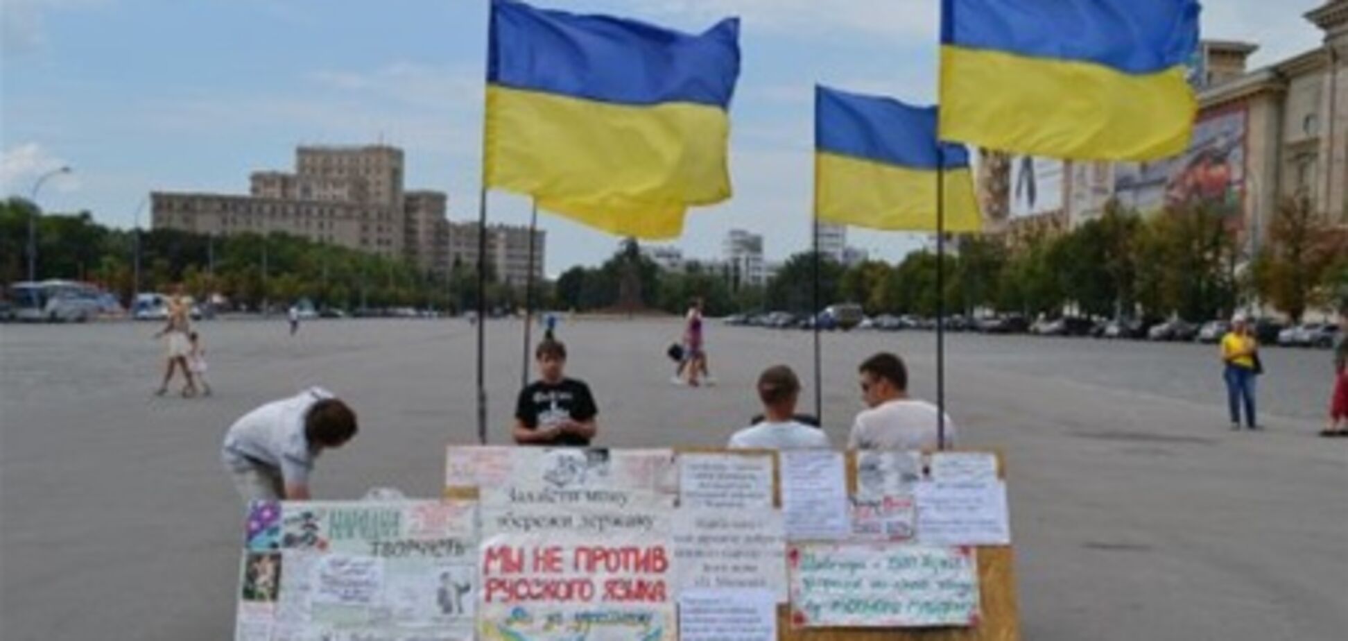 У Харкові захисники української мови сплять прямо на площі