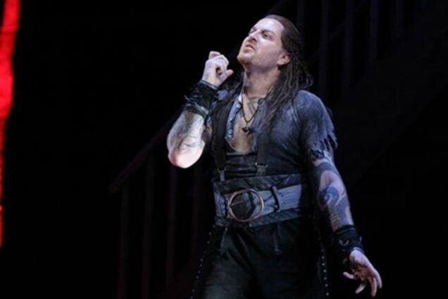 Оперний співак позбувся головної ролі через тату зі свастикою