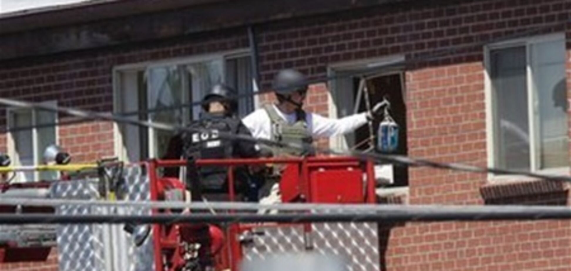 Поліція розмінувала квартиру денверського стрілка