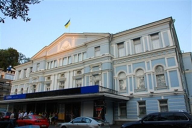 Киевляне несут цветы к театру Богдана Ступки