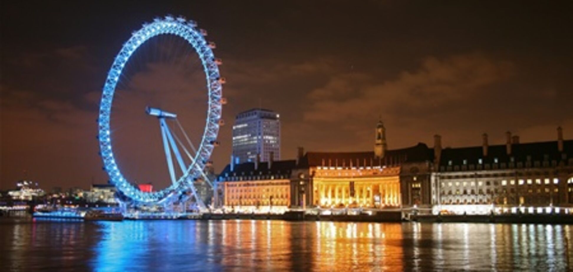 Лондонское колесо обозрения освещается 'энергией нации'