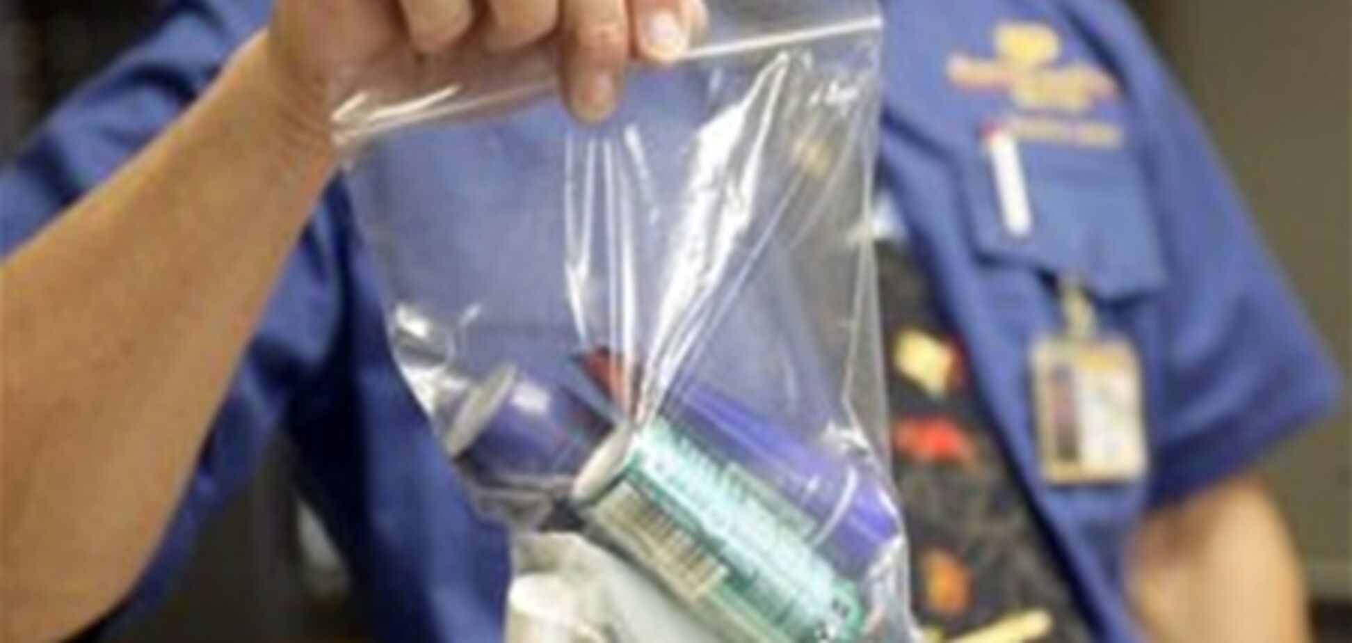 Заборона на провезення рідин у літаку продовжили до 2014 року