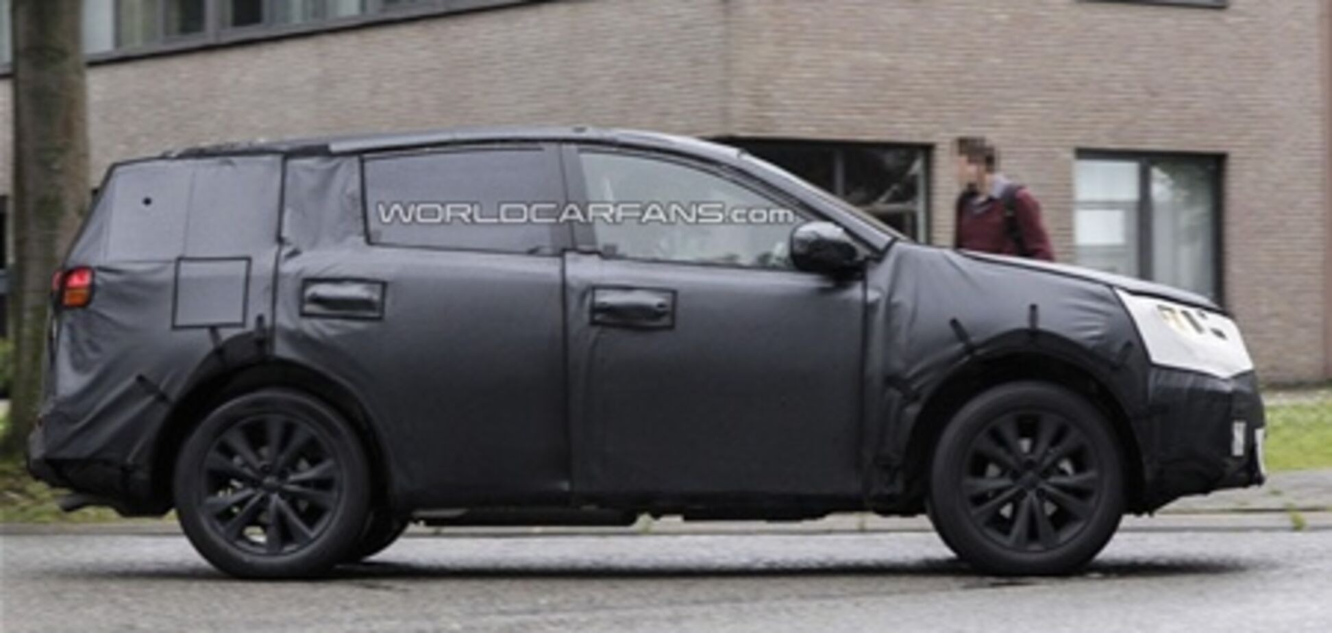 Шпионские снимки нового кроссовера Toyota RAV4