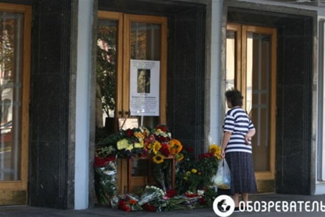 К театру Ступки несут цветы и свечи