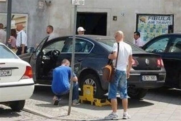 Оригинальный способ избавиться от блокиратора колес. Фото 