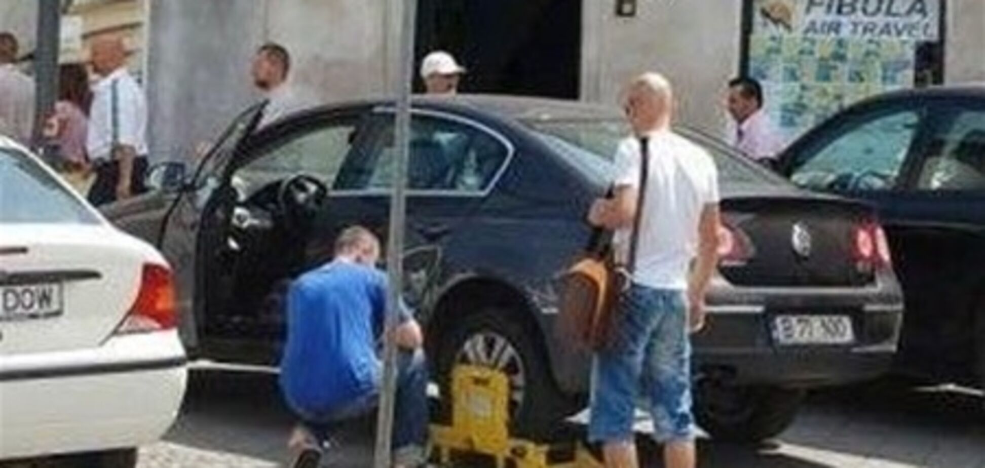 Оригинальный способ избавиться от блокиратора колес. Фото