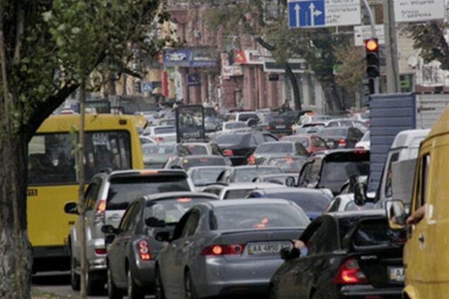В Киеве нашли дорожную аномалию, с которой начинаются пробки
