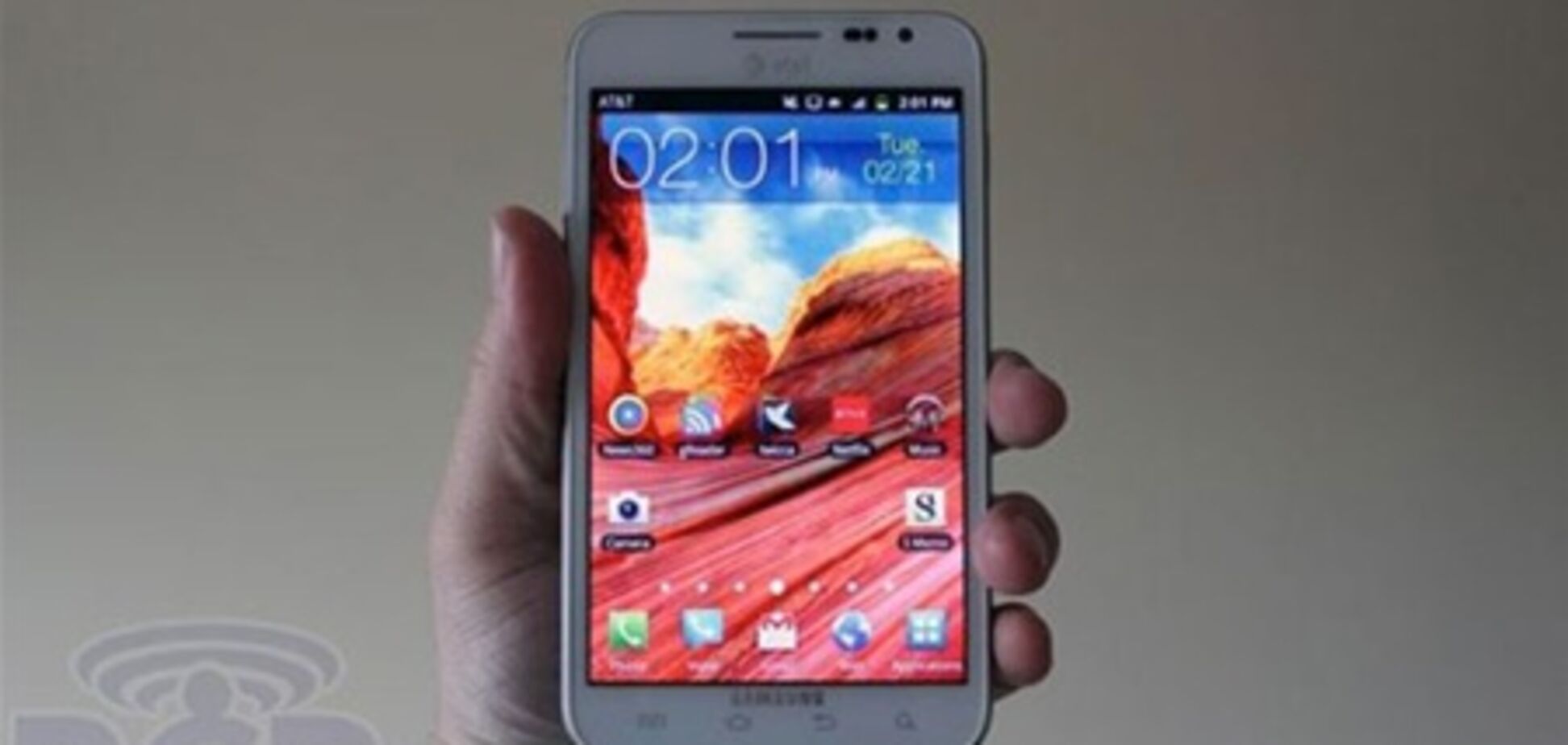 Смартфон Samsung c внушительным 5,5-дюймовым экраном