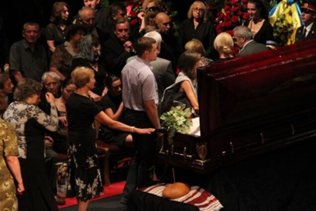 Шанувальники Ступки загрожують вибити двері в театр Франка