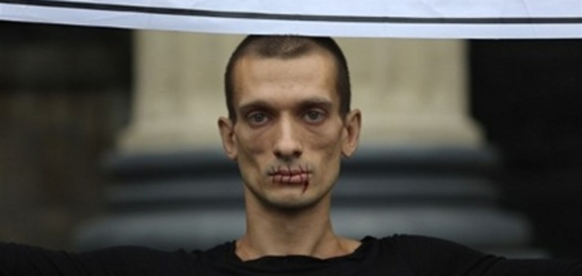 У Петербурзі художник публічно зашив собі рот