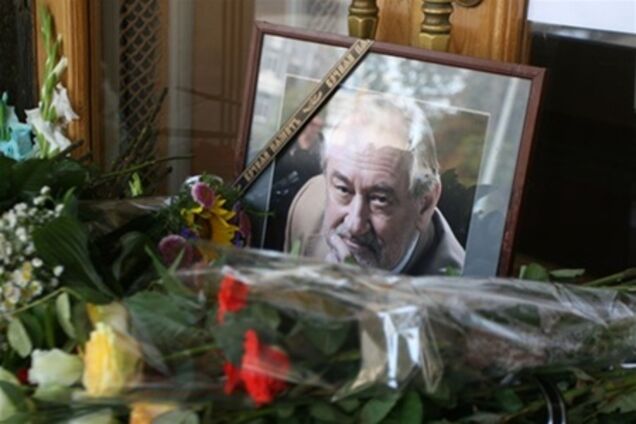 Тысячи людей пришли проститься со Ступкой