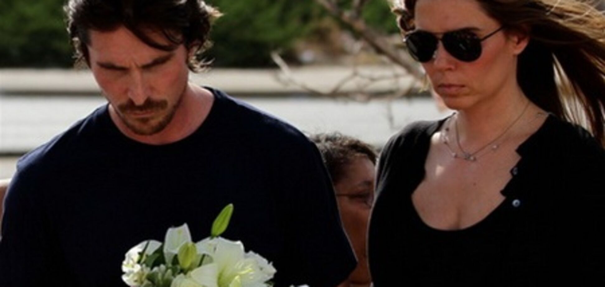 Кристиан Бэйл почтил память жертв стрельбы в Колорадо