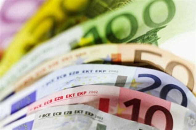 В Украине продолжает дешеветь наличный евро