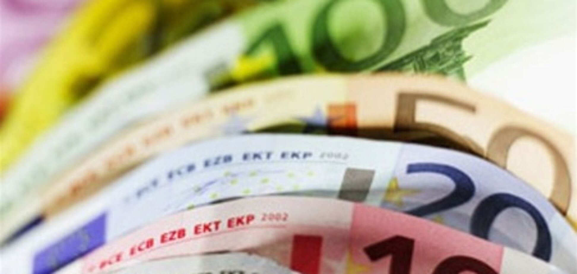 В Украине продолжает дешеветь наличный евро