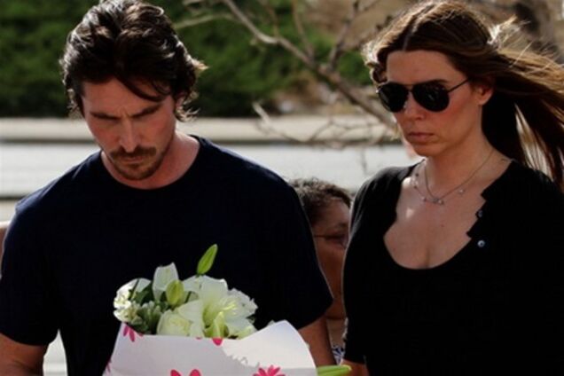 Кристиан Бэйл навестил пострадавших от стрельбы в Авроре