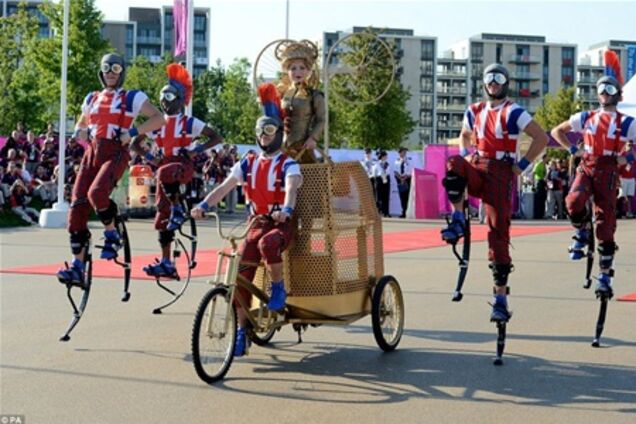 Олимпийскую деревню захватили клоуны и акробаты