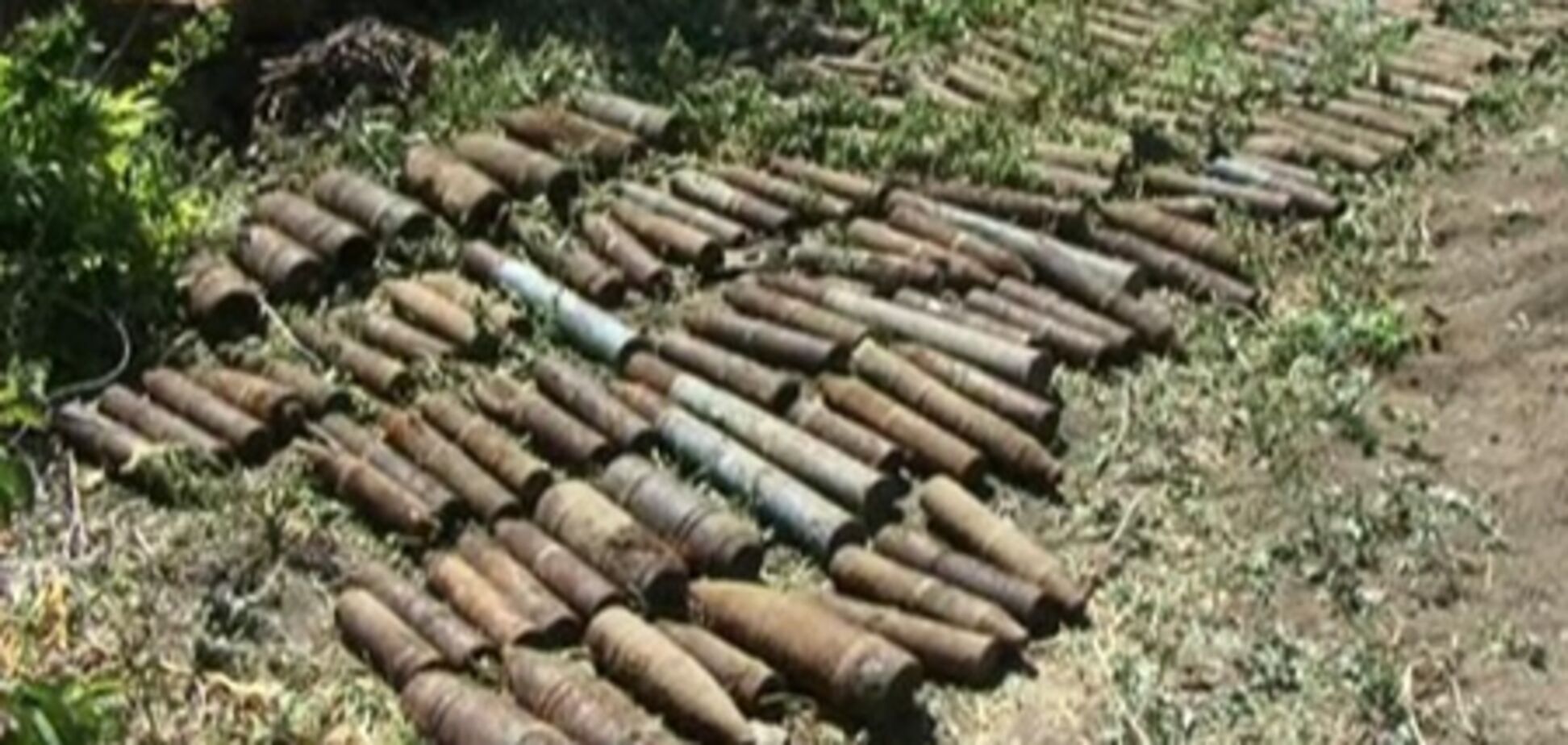 На Запорожье возле жилых домов нашли сотни снарядов