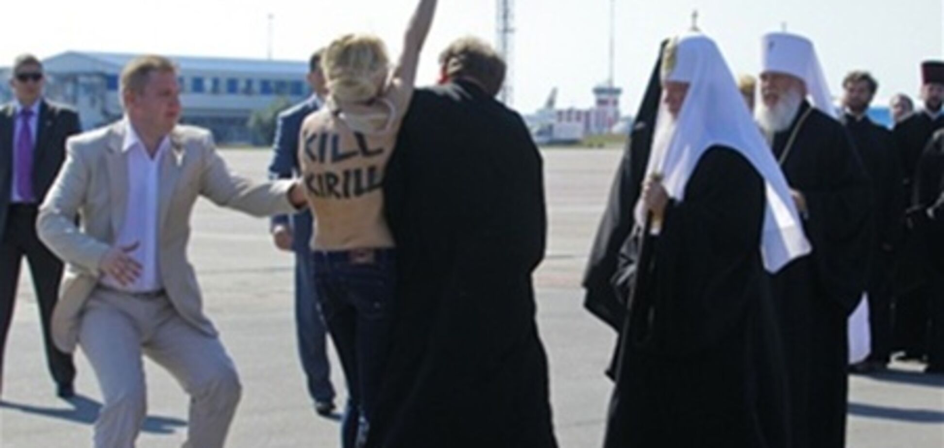 Активістці Femen, що напала на Кирила, загрожує 15 діб