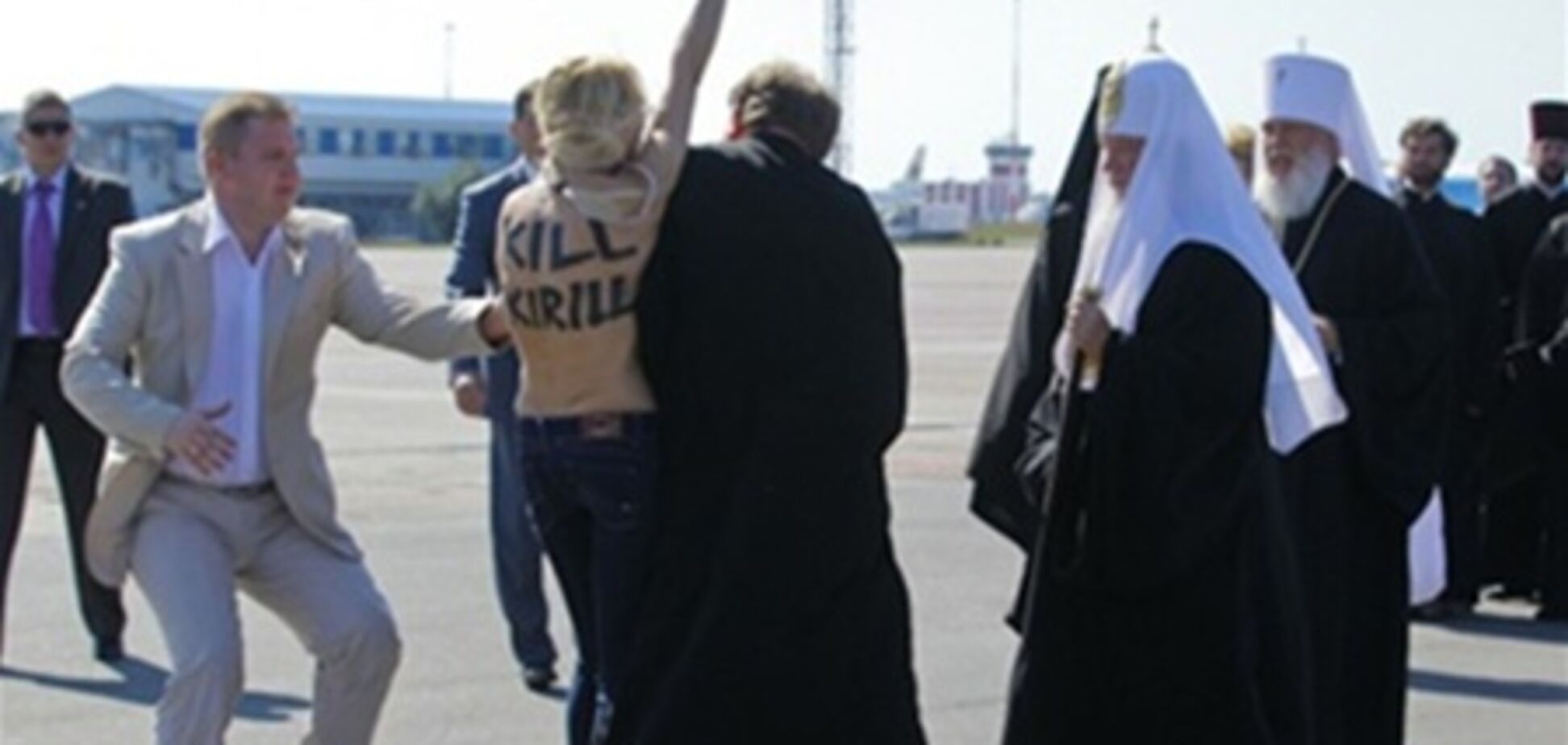 Активистке Femen, напавшей на Кирилла, грозит 15 суток