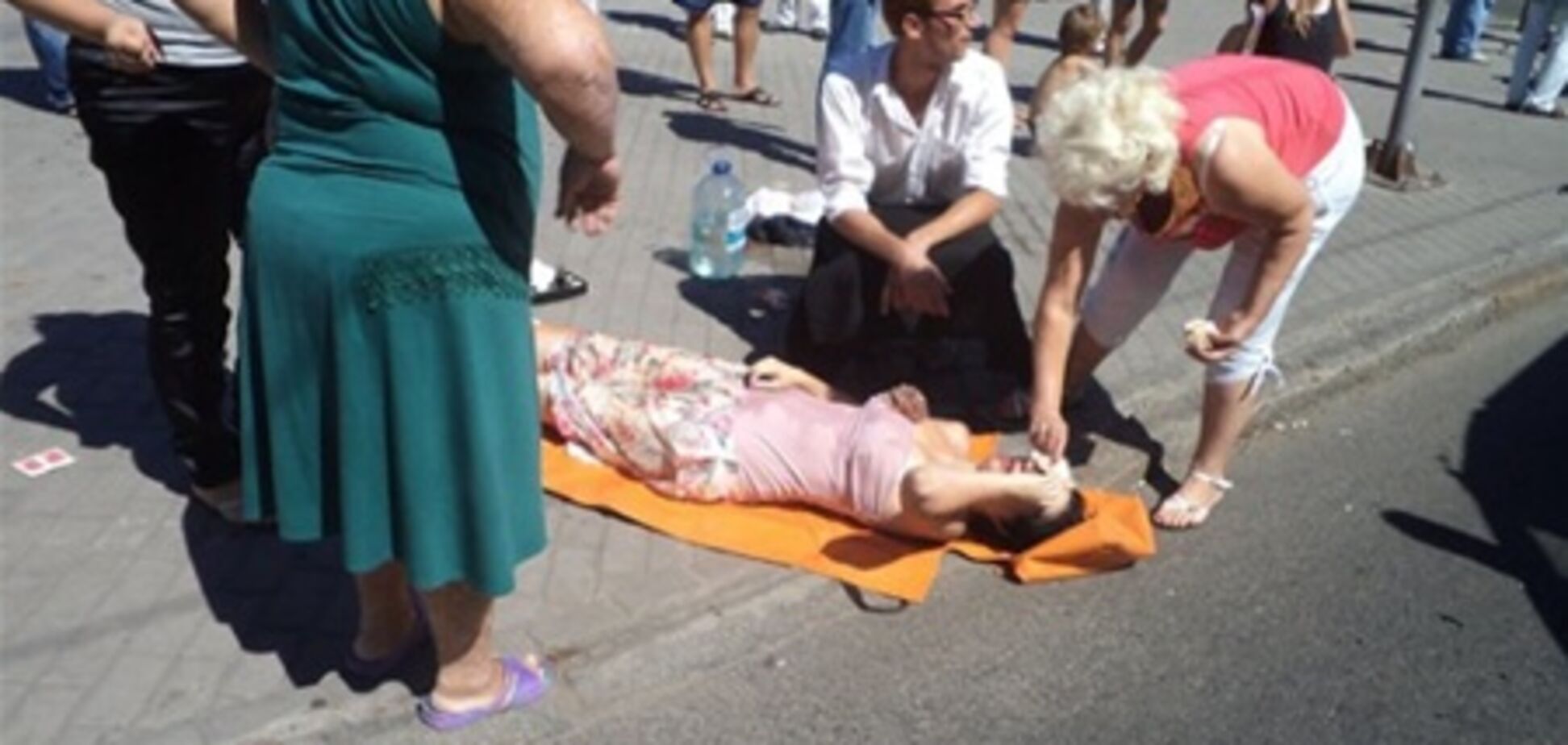 В Днепропетровске 'Мерседес' таранил пешеходов. Фото