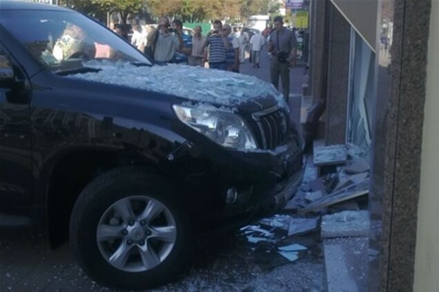 Блондинка на джипе разнесла здание 'Укринформа'. Фото. Видео